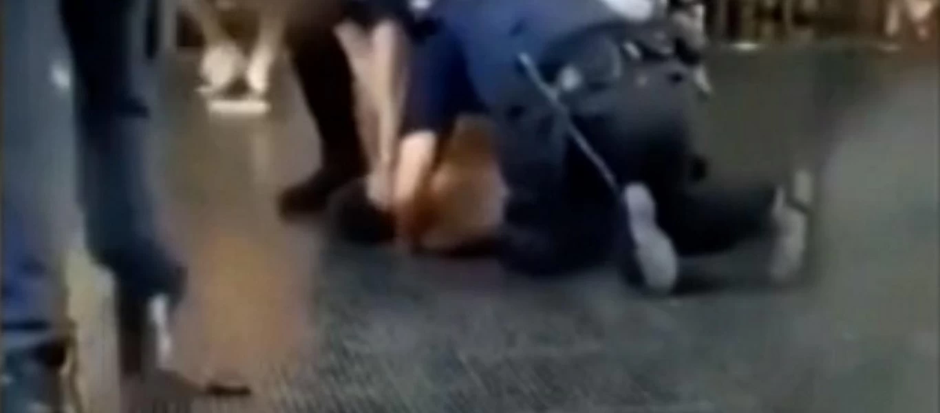 Θεσσαλονίκη: Η μάσκα, η ειρωνεία του νεαρού και η άμεση επέμβαση του αστυνομικού με λαβή (βίντεο)